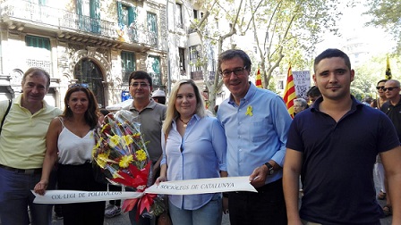 EL COLPIS FA UNA OFRENA FLORAL AL MONUMENT A RAFAEL CASANOVA EL PROPER 11 DE SETEMBRE