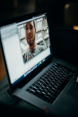 BENVINGUDA I ENTREGA VIRTUAL DE CARNETS ALS/LES NOUS MEMBRES DEL COL·LEGI